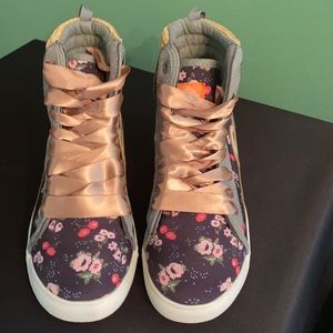 Poppy Hightop Sneakers size 6